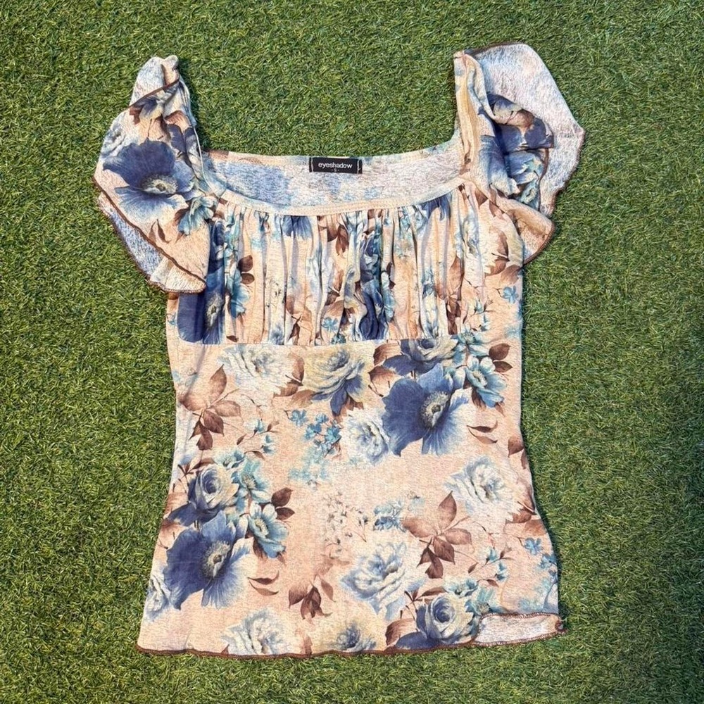Eyeshadow floral top